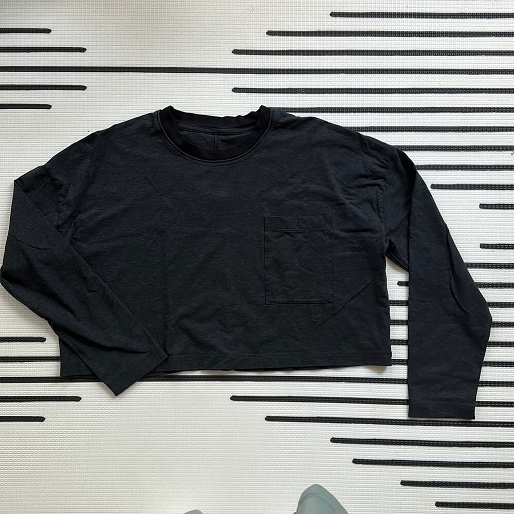 Lululemon cropped long sleeve-size 8